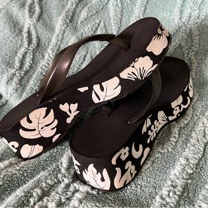 Vintage Tommy Hilfiger Women’s Wedge Flip Flops size 6  great condition! RARE!